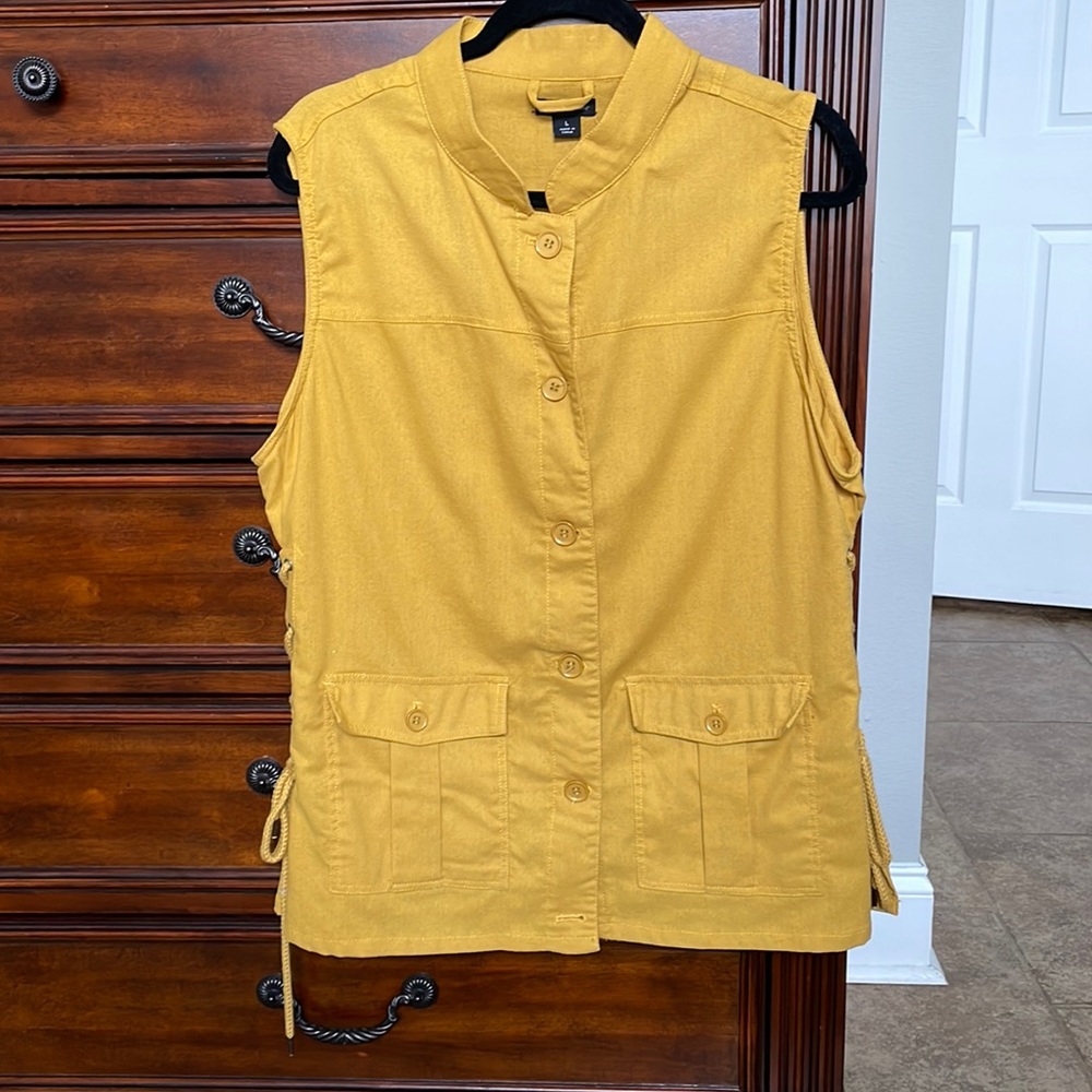 Large sleeveless cargo vest. Laces on the side. Tunic length.